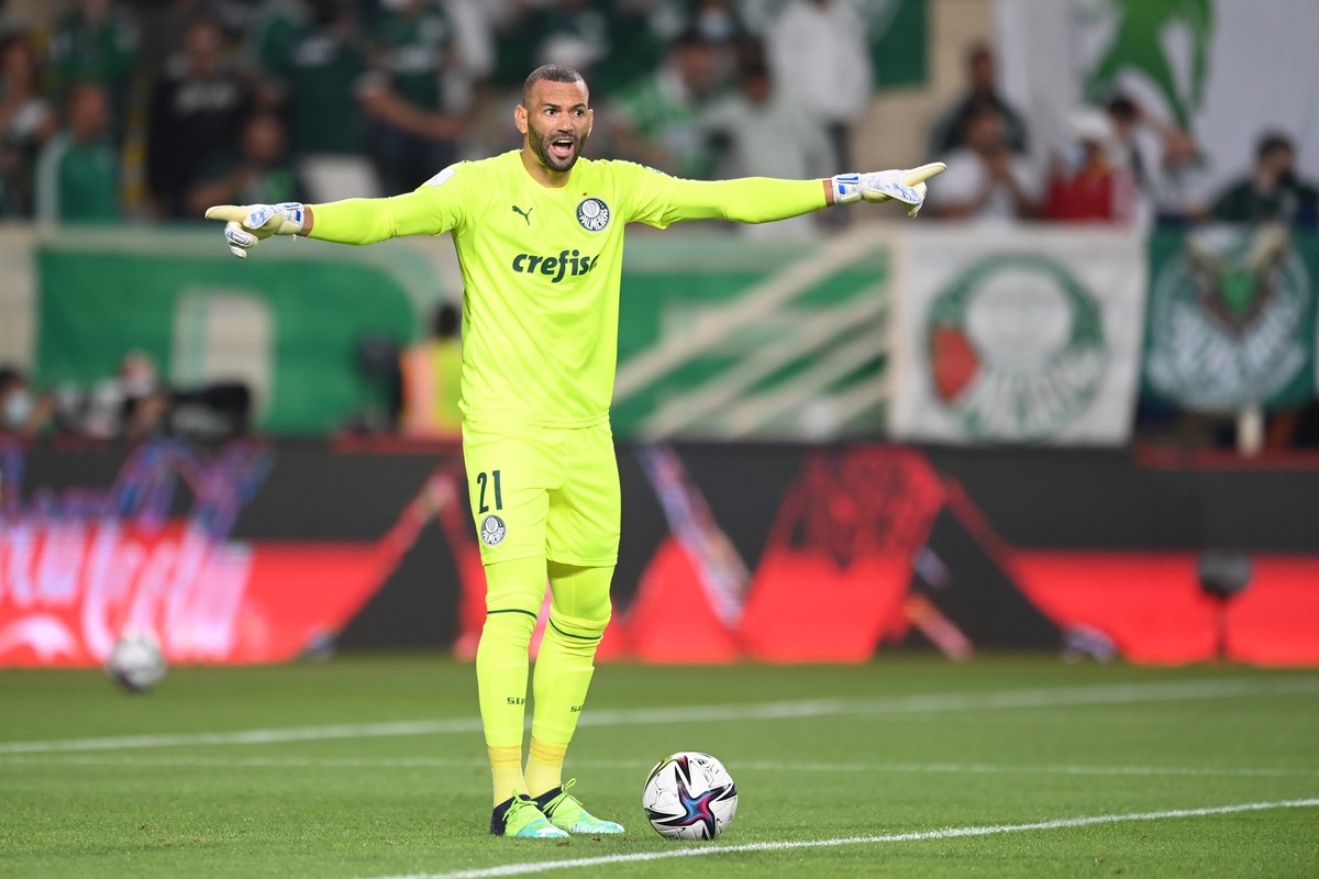 Vídeo: Weverton envia recado à torcida do Palmeiras após lesão na mão