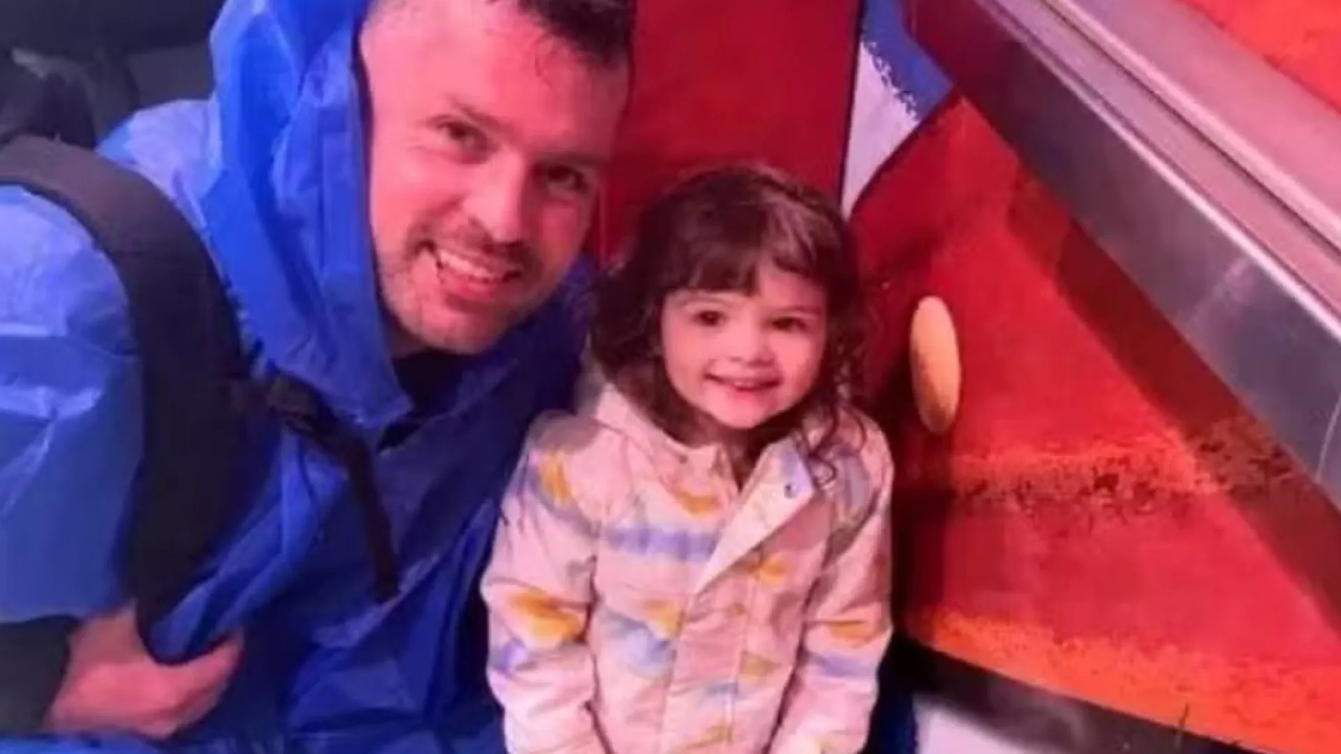 Homem é indiciado após filha morrer dentro de carro enquanto ele bebia