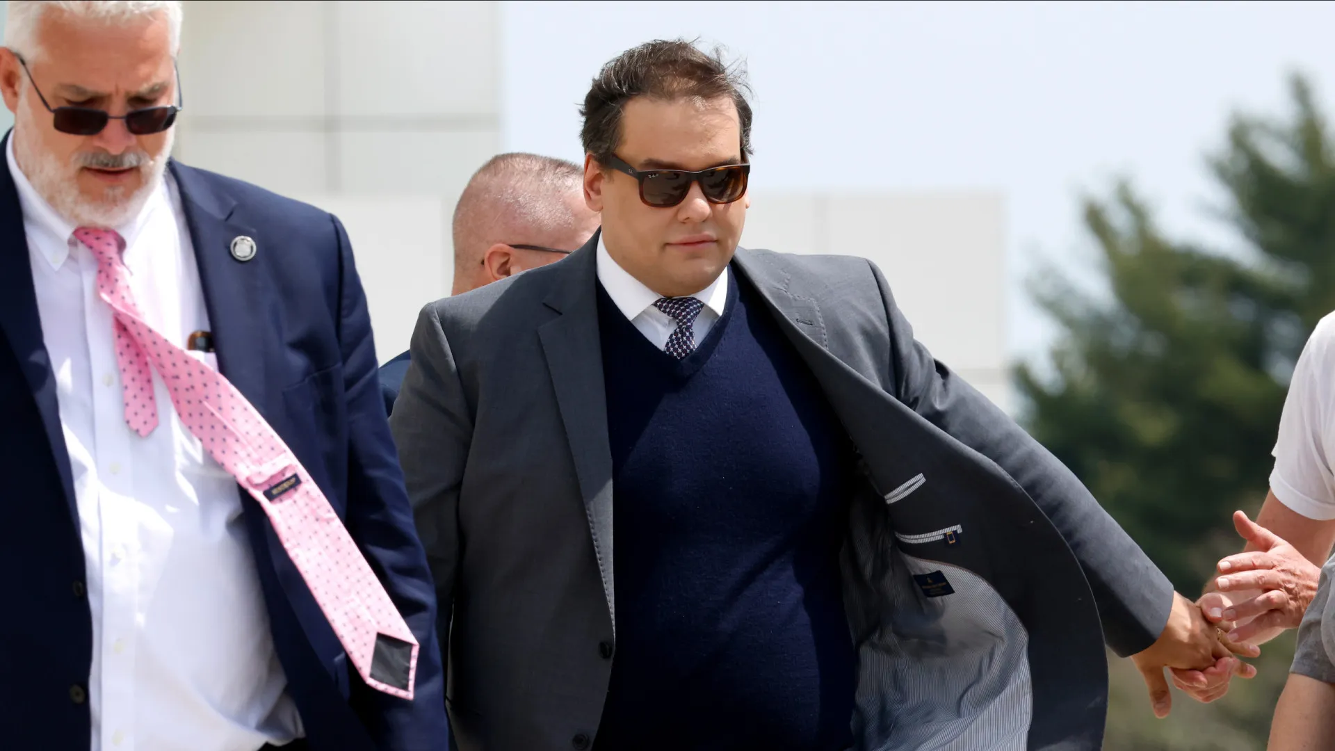 George Santos deixa prisão nos EUA após 'perdão' de Trump