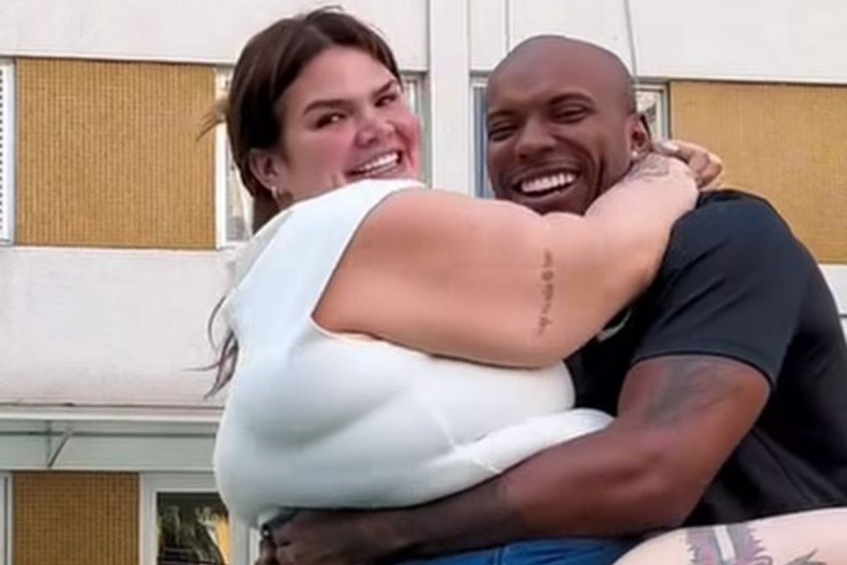 Thaís Carla é carregada no colo pelo marido após perder 70 kg