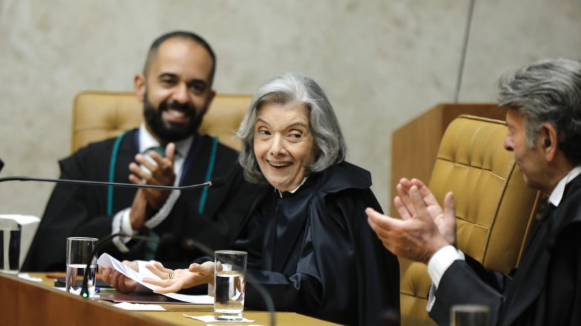 Cármen Lúcia recebe crianças em evento do TSE