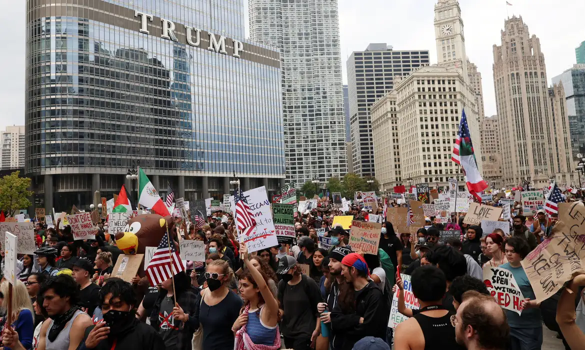 Manifestações anti-Trump "No Kings" levam multidões às ruas nos EUA