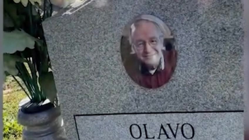 Flávio Bolsonaro visita túmulo de Olavo de Carvalho nos EUA