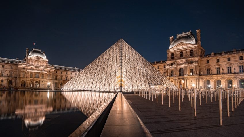 Museu do Louvre, em Paris, é fechado depois de assalto