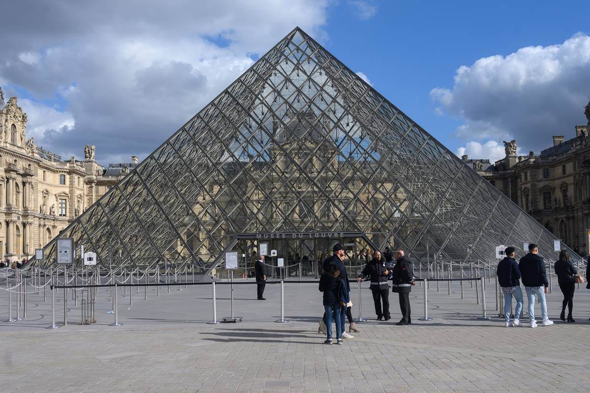 Louvre: ladrões usaram guindaste e motosserra e fugiram de scooter