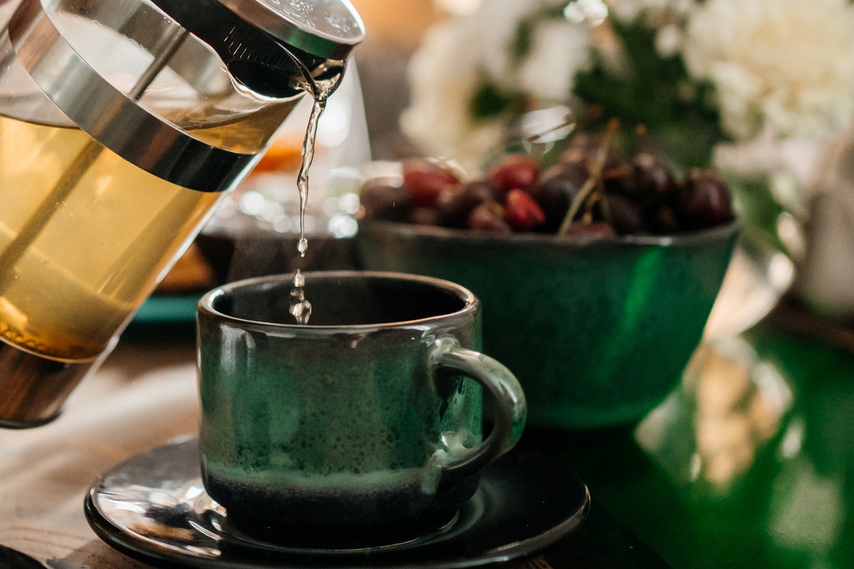 Sono detox: veja chá que ajuda a relaxar e ainda desinflama o fígado