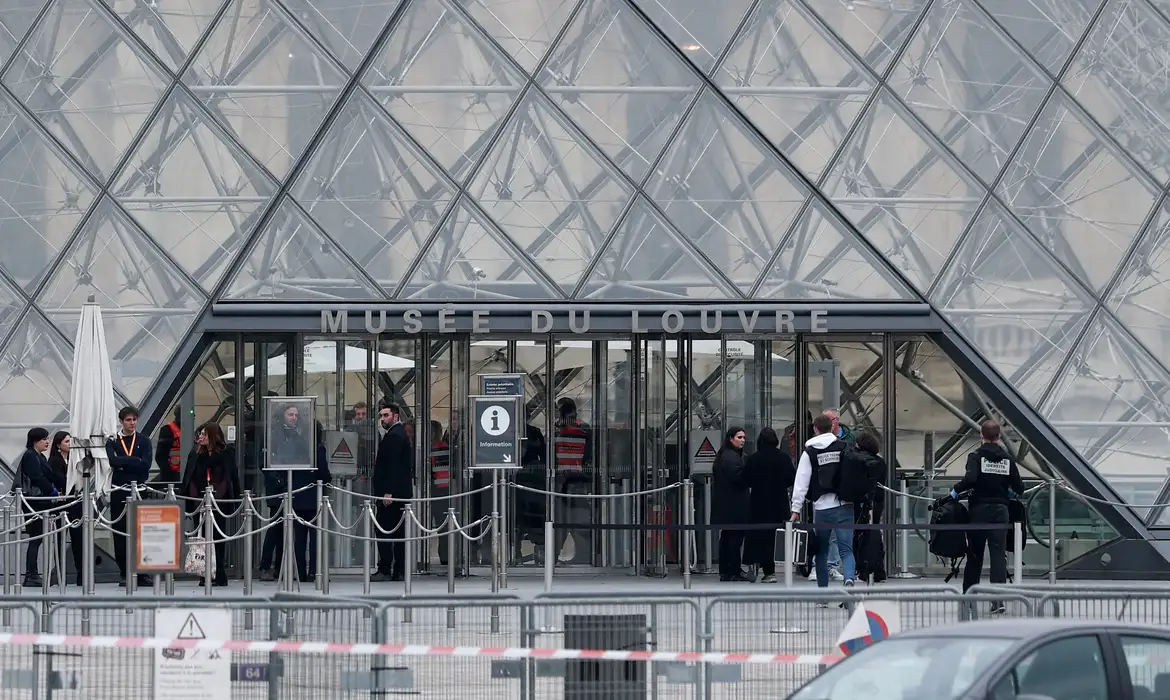 Ladrões invadem Museu do Louvre e roubam joias de Napoleão