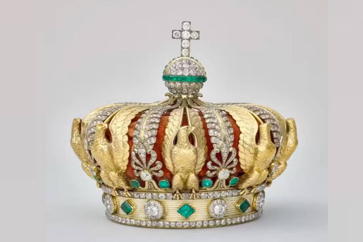 Louvre: coroa de diamantes roubada é encontrada em rua de Paris