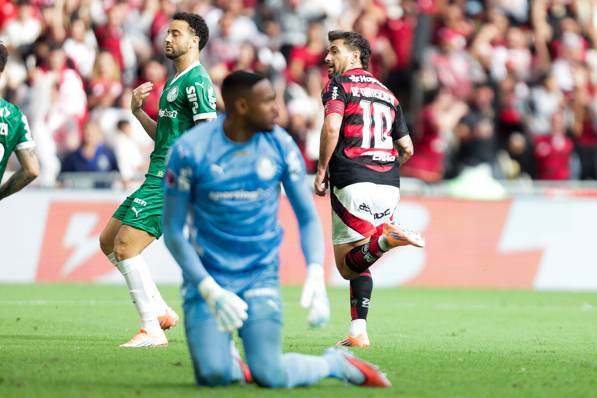 Em jogo disputado, Flamengo vence Palmeiras e embola briga pelo título