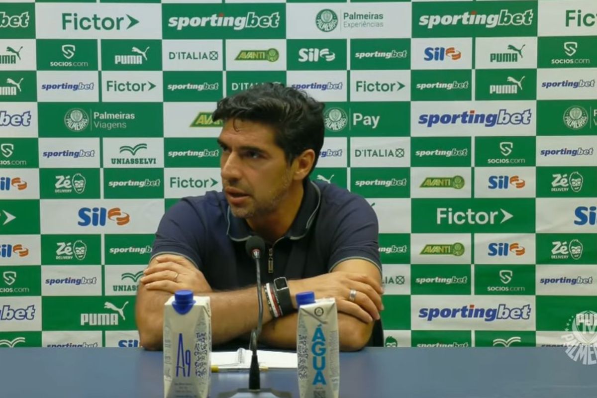 Abel Ferreira compara basquete a futebol para reclamar de pênalti