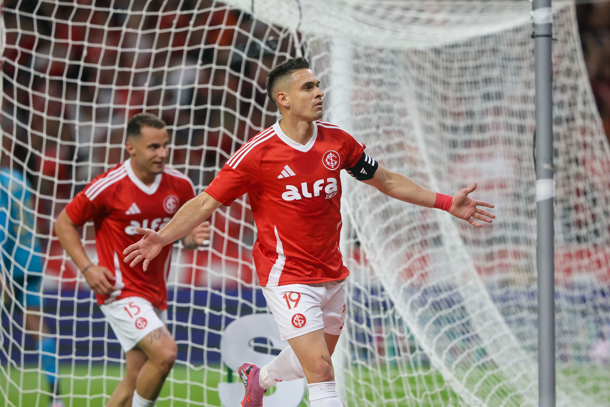 Com um gol em cada tempo, Internacional vence Sport no Beira-Rio