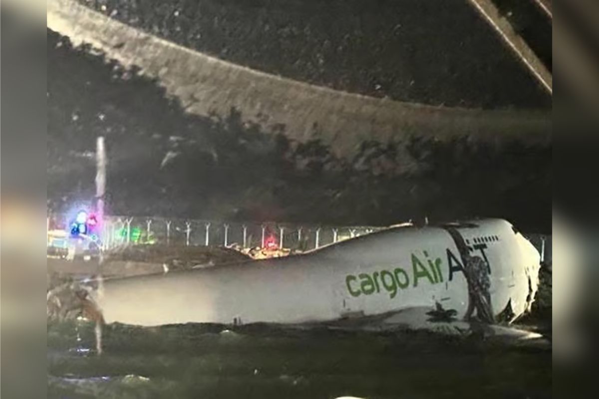 Avião de carga derrapa e cai no mar durante pouso em Hong Kong