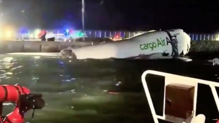 Avião de carga derrapa na pista e cai no mar em Hong Kong