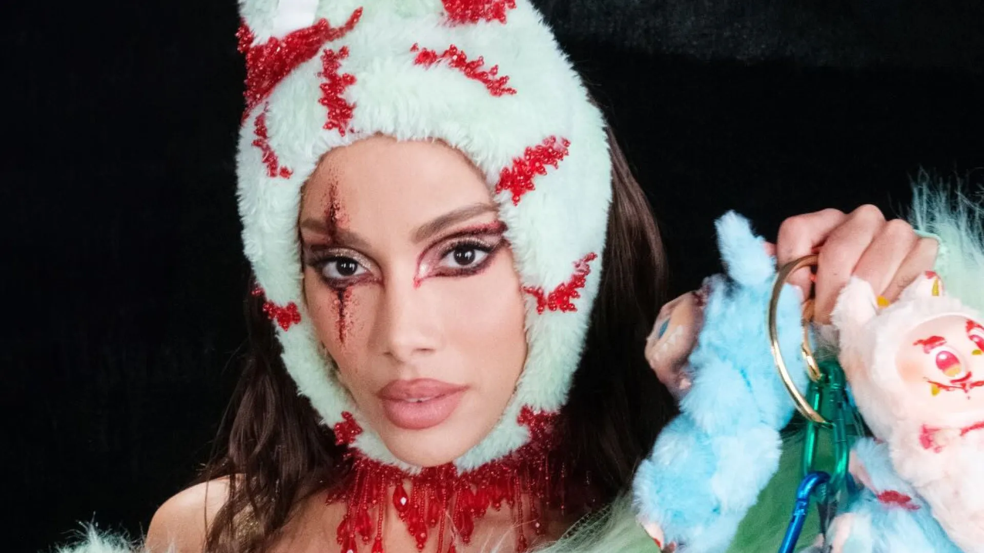 Anitta surpreende com look em festa de Halloween: "Vim de Labubu gótico"