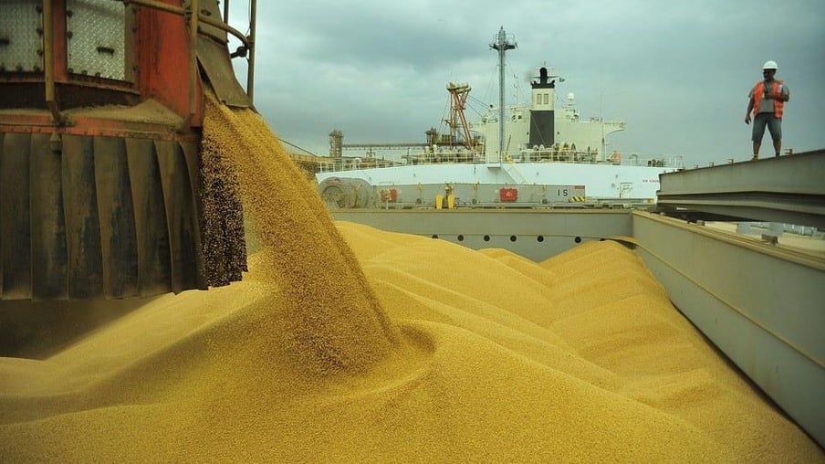 Atentos à alta do dólar e à maior demanda externa, produtor se retrai, e preço da soja sobe