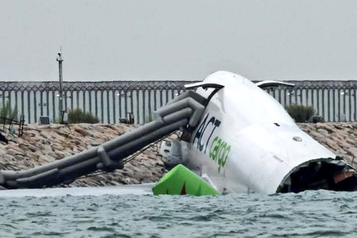 Hong Kong: avião de carga sai da pista, cai no mar e deixa 2 mortos