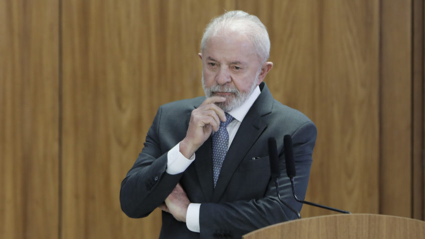 Lula reclama de "agenda insuportável” antes de viajar para a Ásia