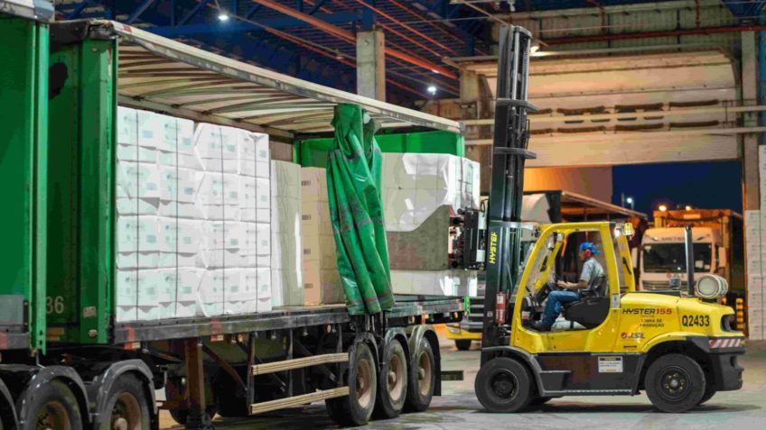 Indústria estável e emprego recua no 3º trimestre, diz CNI