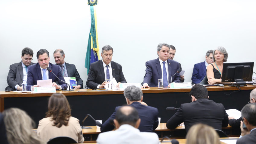 A pedido do governo, Congresso volta LDO 2026