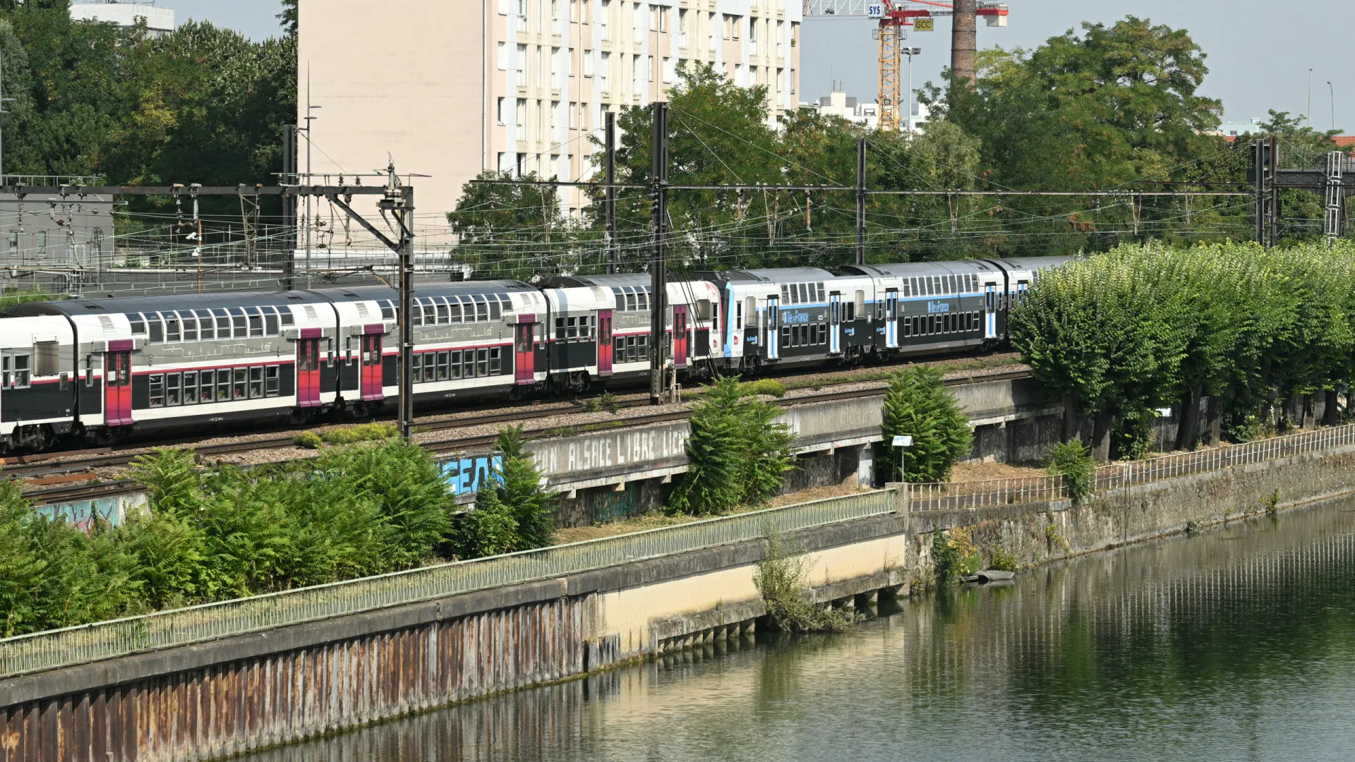 Brasileira é vítima de tentativa de estupro dentro de trem na periferia de Paris