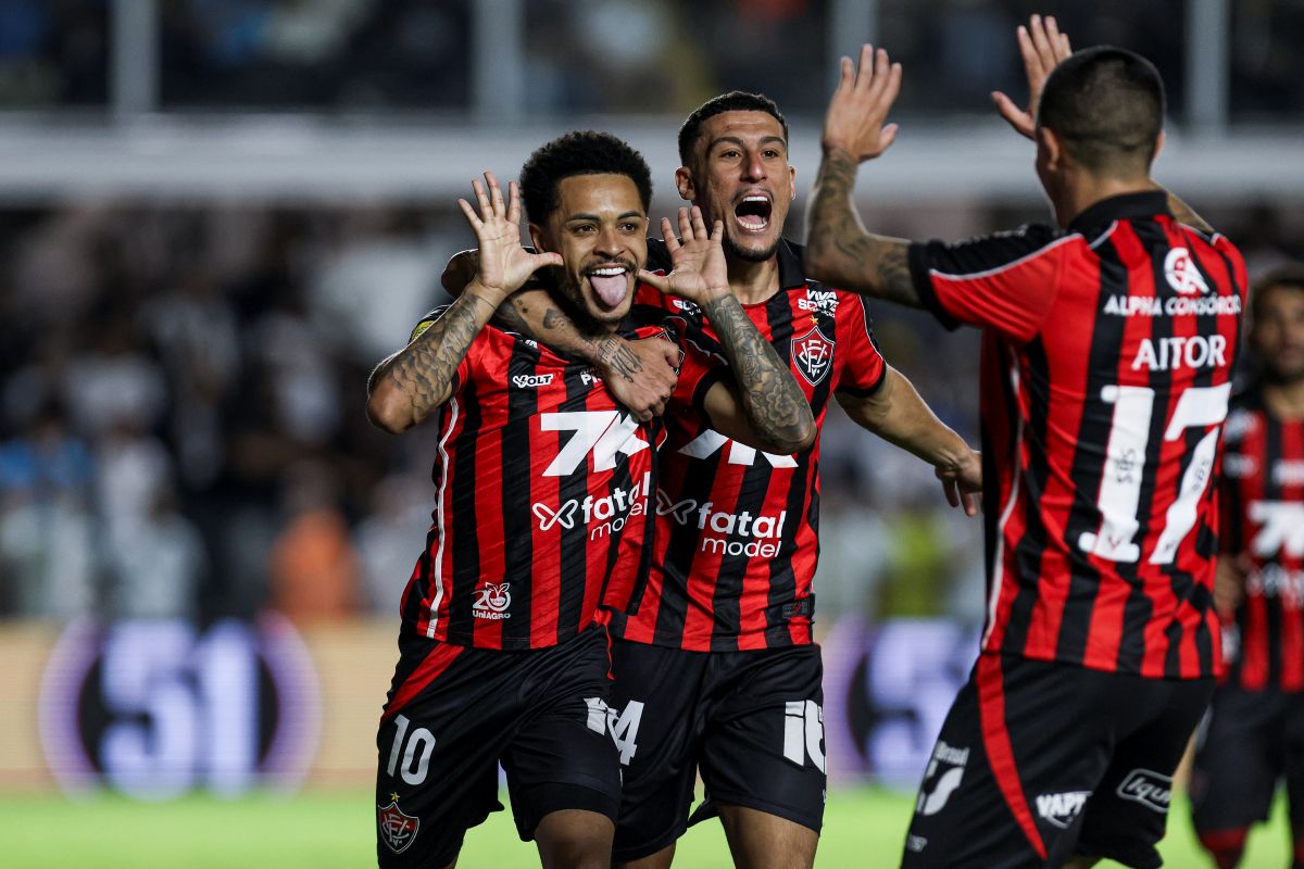 Vitória vence Santos na Vila e incendeia luta contra o rebaixamento