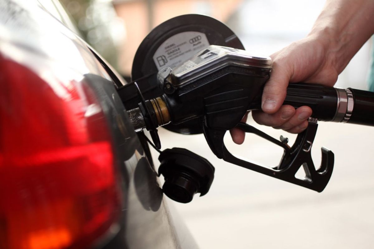 Redução no preço da gasolina começa a valer nesta terça-feira (21/10)