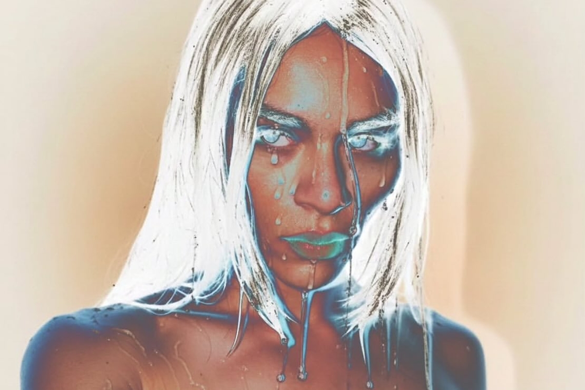 Artista trans cria música eletrônica dentro de armário: “Fome é inspiração”