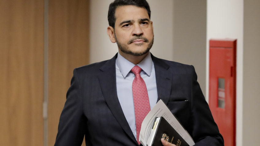 Messias criticou Lava Jato "por criminalizar política" em tese