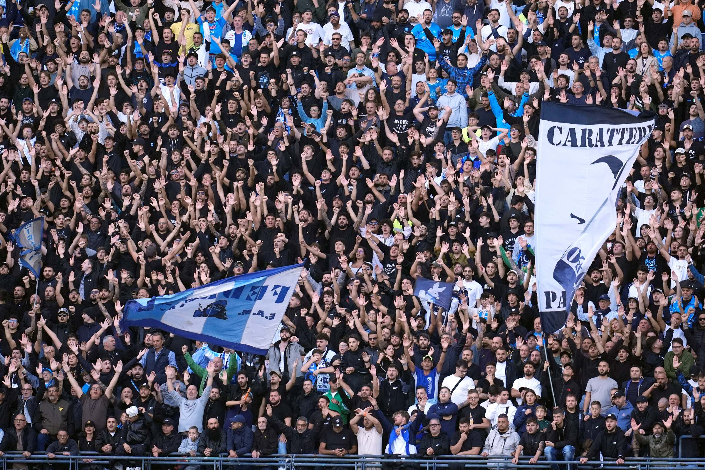 Champions: Napoli tem 230 torcedores detidos antes de jogo na Holanda