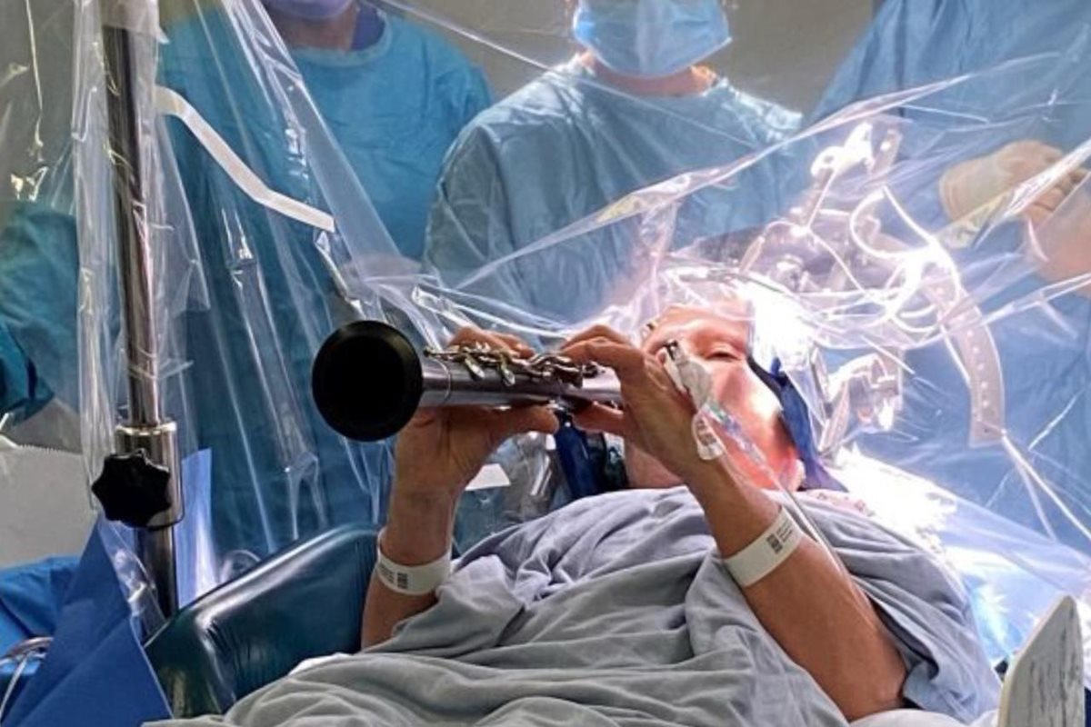 Vídeo: mulher toca clarinete durante cirurgia cerebral para Parkinson