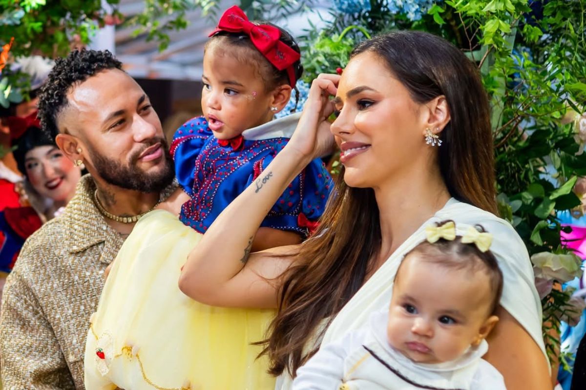 Neymar e Bruna Biancardi compartilham banho com as filhas. Veja foto!