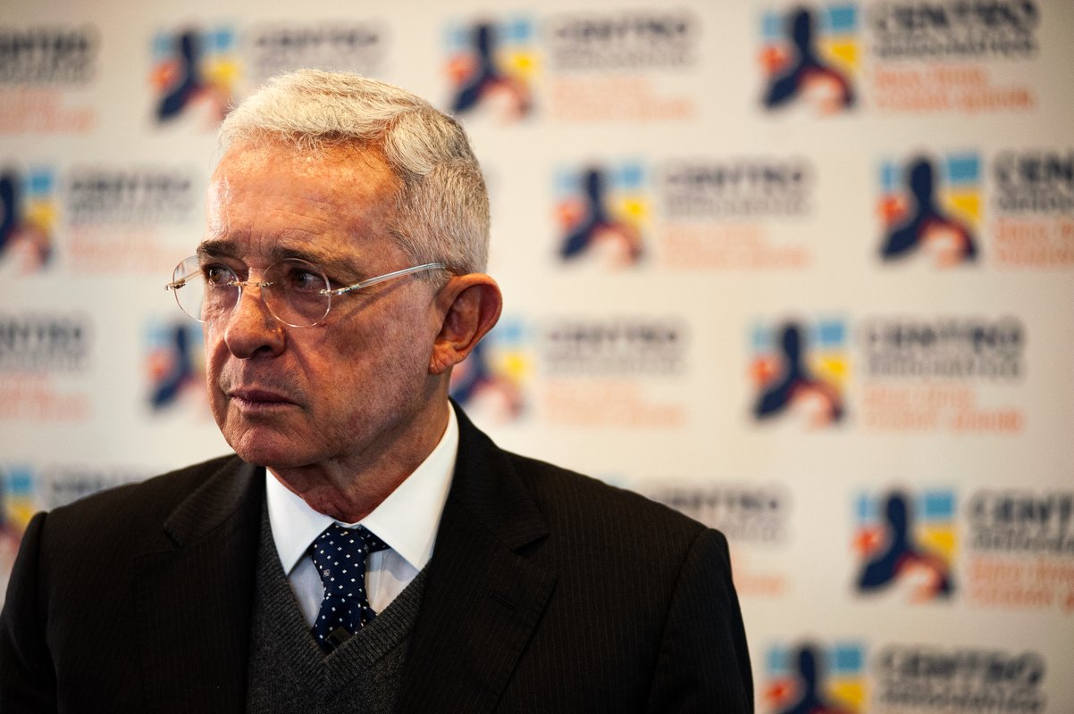 Justiça da Colômbia revoga prisão do ex-presidente Álvaro Uribe