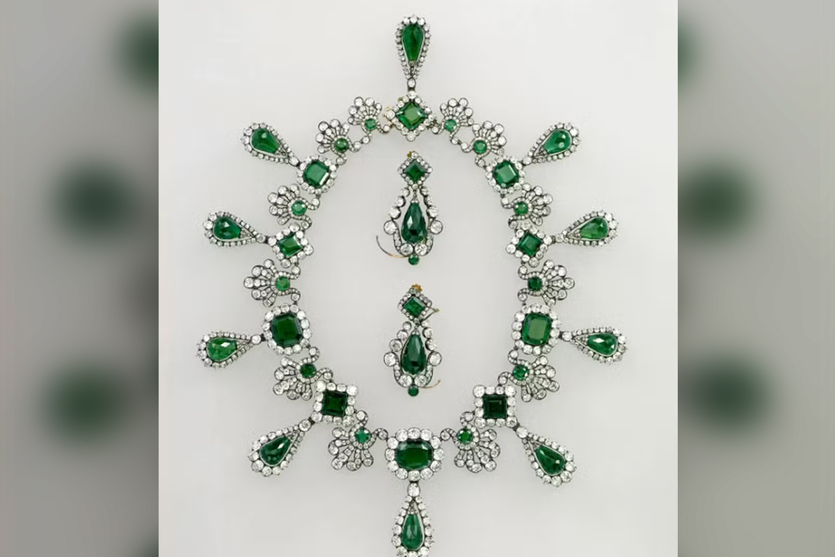 Autoridades francesas revelam valor de joias roubadas no Louvre; saiba