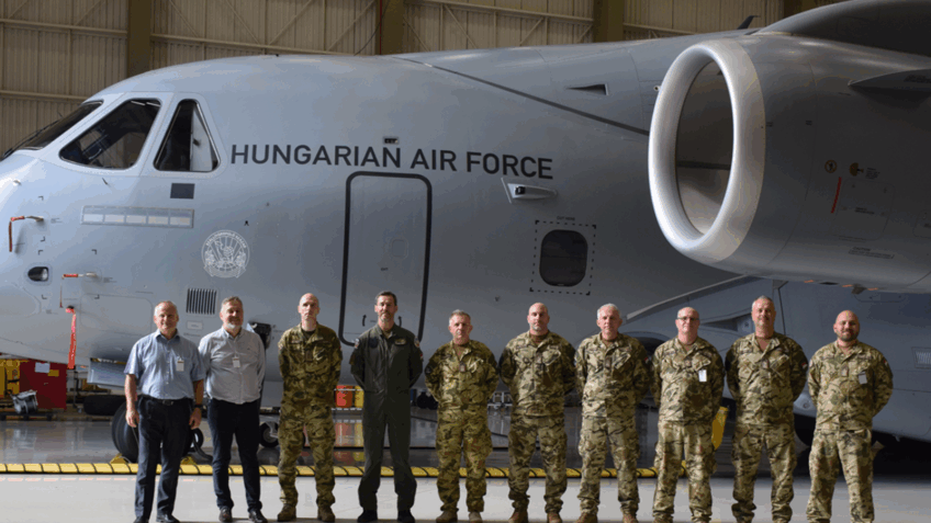 Hungria instala UTI em avião militar KC-390 da Embraer