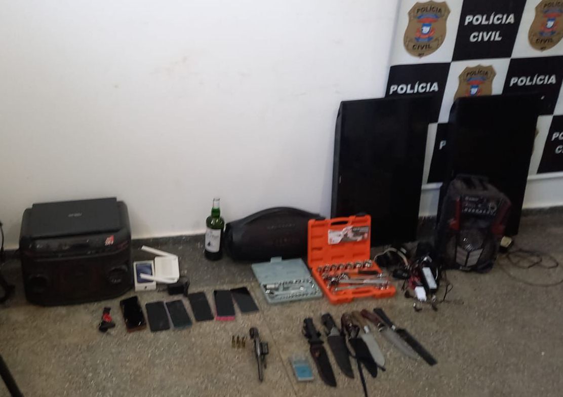 Polícia Civil encontra arma, munições e objetos furtados em casa de faccionado assassinado em Cáceres