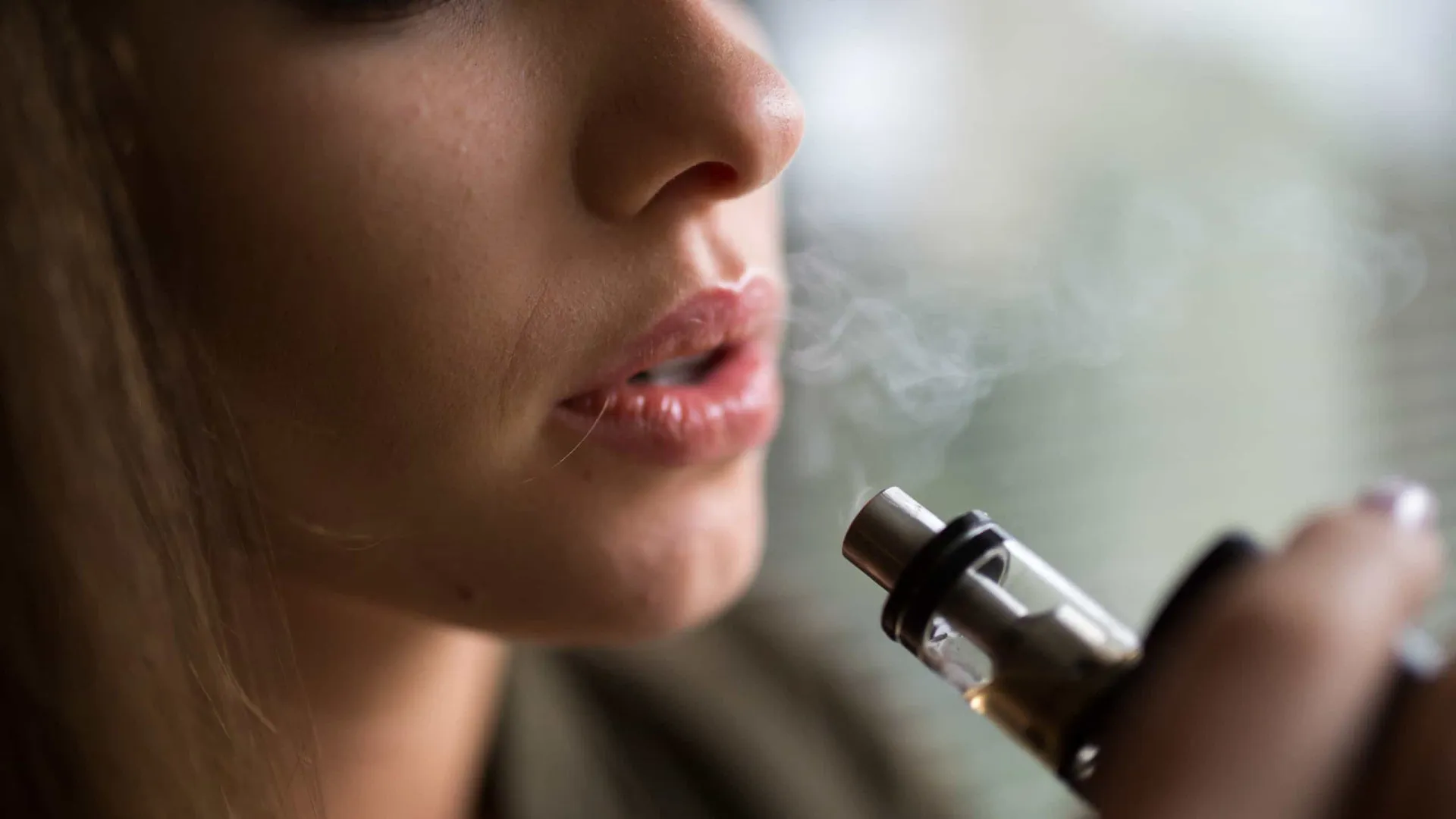 Brasil pode perder R$ 13,7 bilhões por ano com contrabando de cigarro eletrônico, diz estudo
