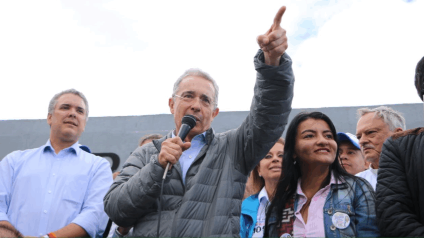 Tribunal anula condenação de Uribe por suborno na Colômbia