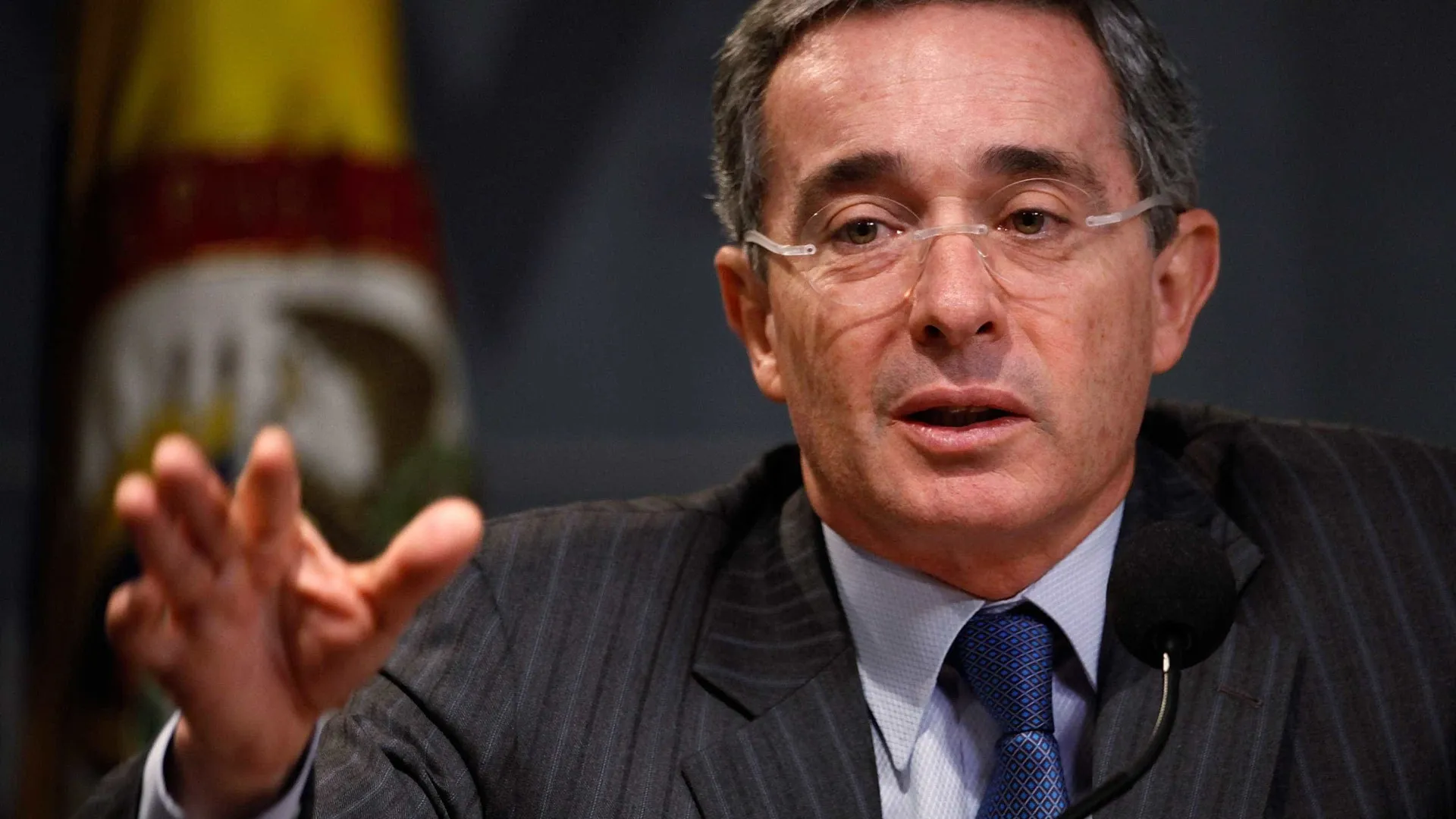 Tribunal na Colômbia absolve ex-presidente Álvaro Uribe de crimes de suborno e fraude