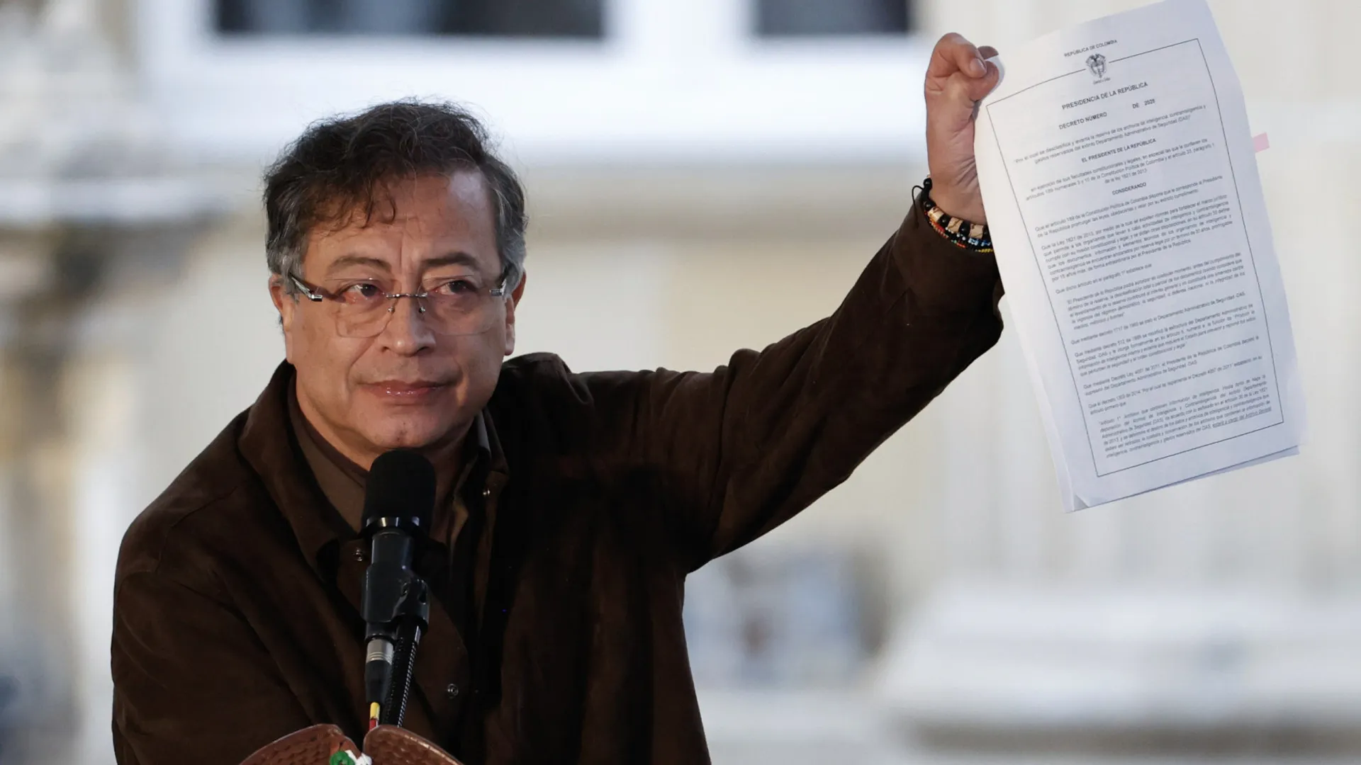 Presidente colombiano convoca manifestação após absolvição de Uribe