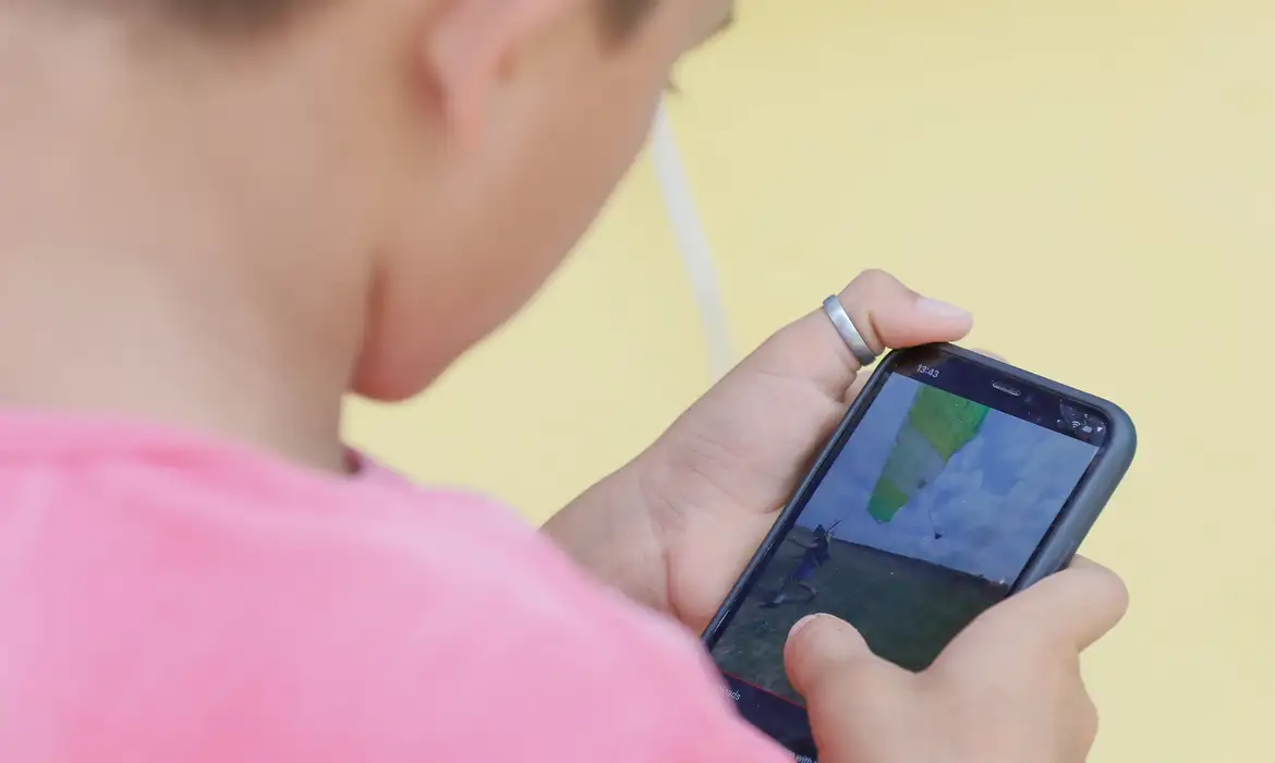 Guia auxilia adolescentes a fazerem uso seguro da internet