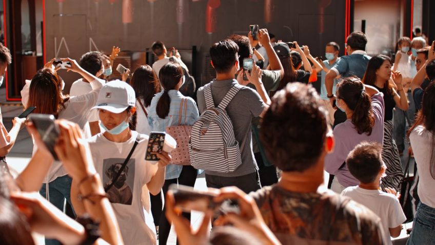 Desemprego de jovens na China cai, mas fica acima de 17%