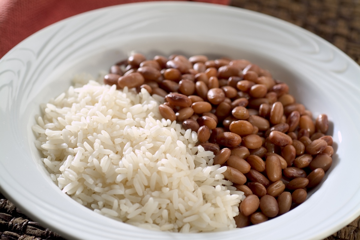Alimentação com arroz e feijão reduz risco de doenças, diz estudo