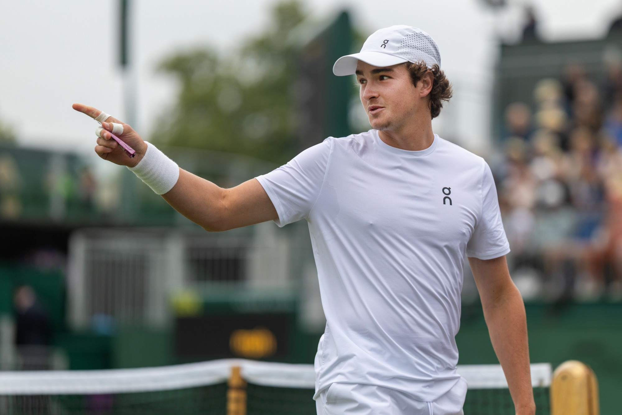 Adversário desiste e João Fonseca avança às quartas do ATP da Basileia