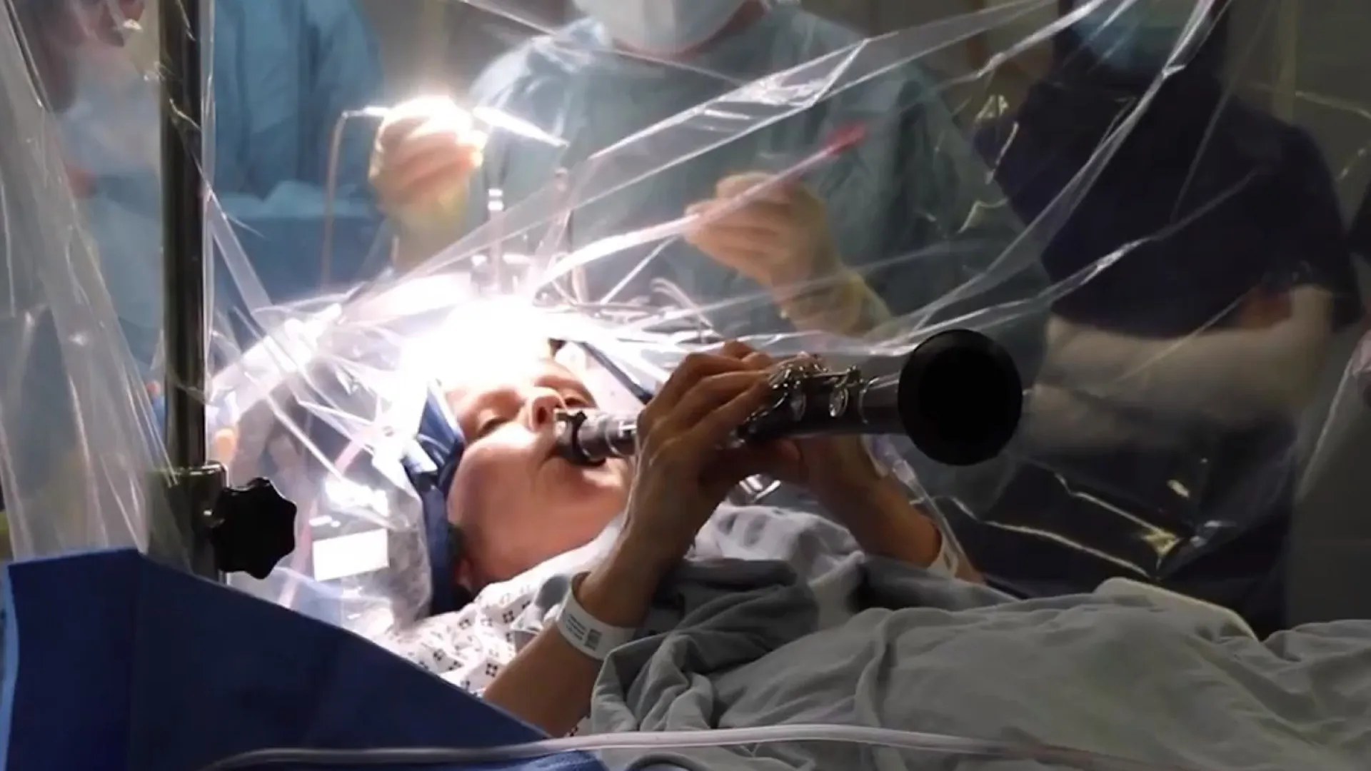 Mulher com Parkinson toca clarinete durante operação ao cérebro; veja!