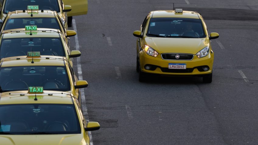 Comissão mista aprova MP que isenta taxa de taxímetro