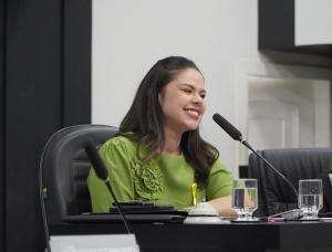 Vereadora celebra revitalização de quadra esportiva no Industriário 01