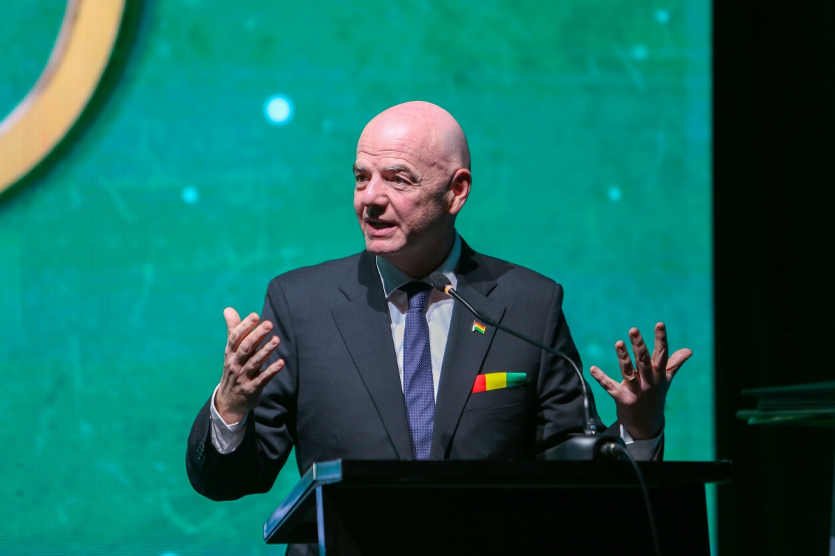 Presidente da Fifa dispara sobre racismo em jogo Sub-12: “Enojado”