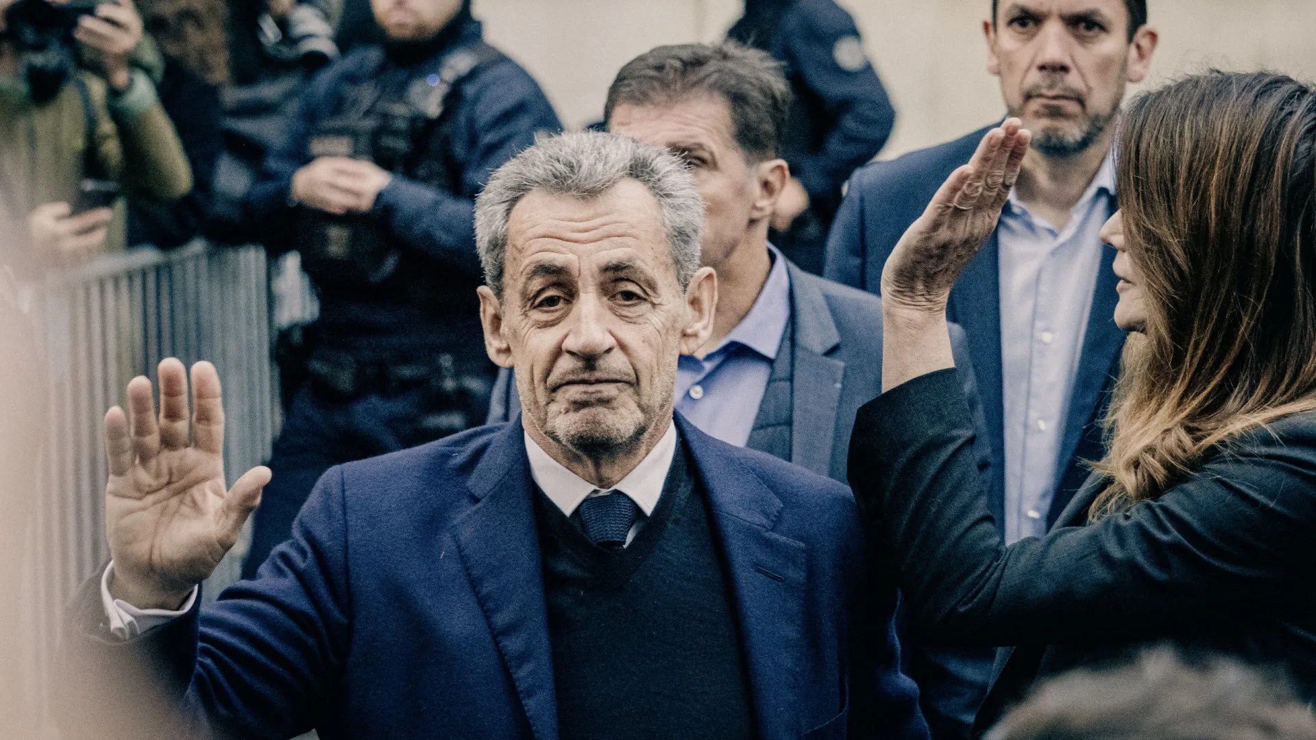 Presos ameaçam de morte Nicolas Sarkozy em prisão de Paris