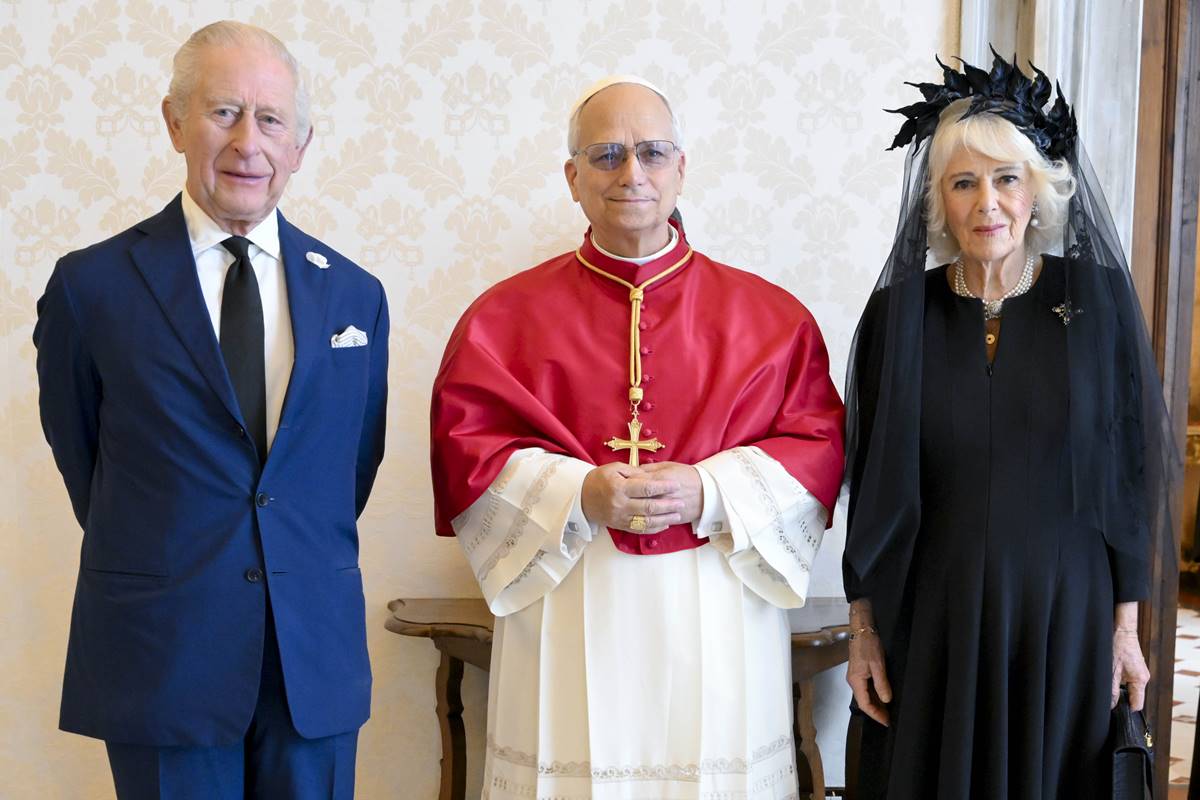 Histórico: rei Charles III e papa Leão XIV rezam juntos no Vaticano