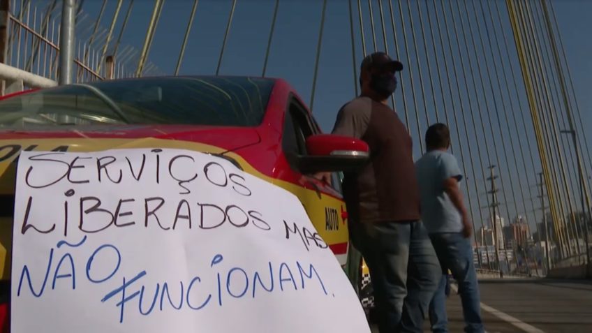 Autoescolas ocupam Ponte Estaiada contra mudanças na CNH